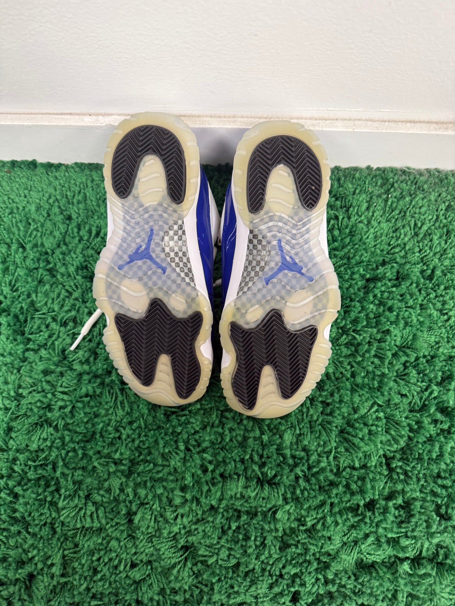 Used Jordan 11 Low White Concord (women’s)