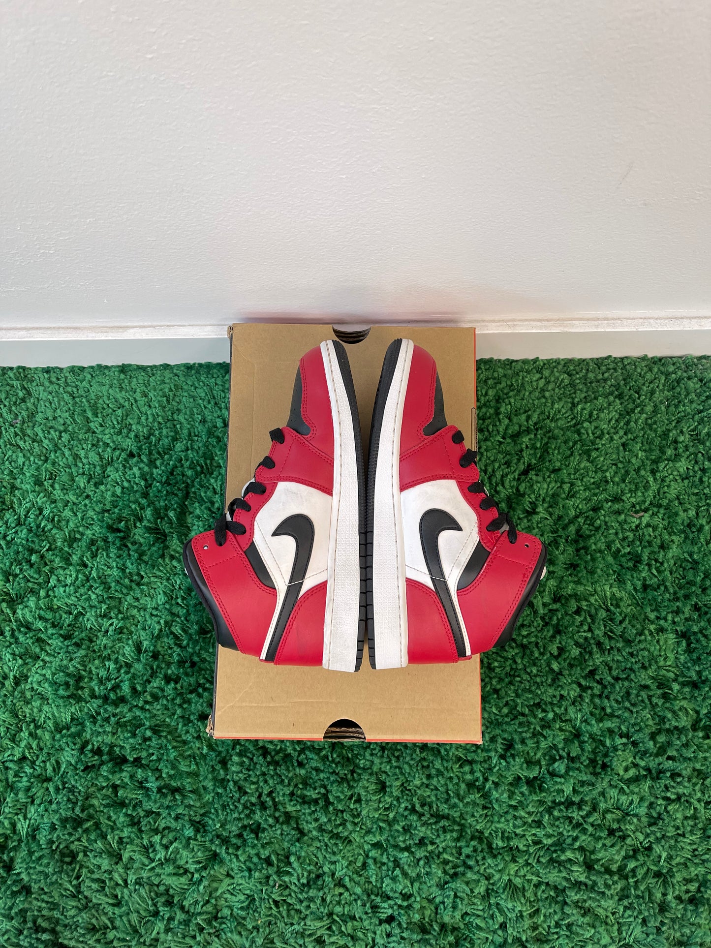 Used Jordan 1 Mid Chicago Black Toe (Youth)