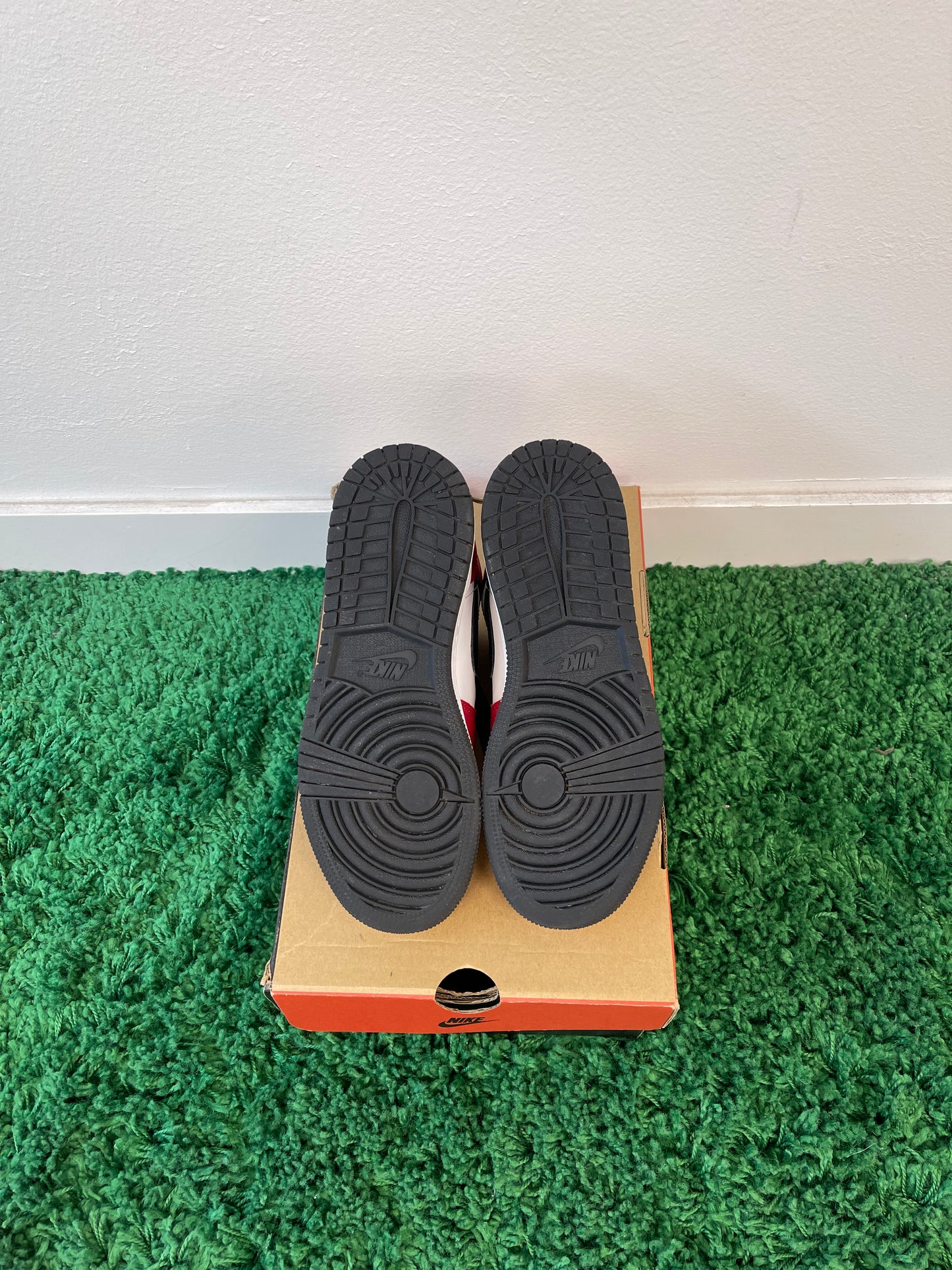 Used Jordan 1 Mid Chicago Black Toe (Youth)