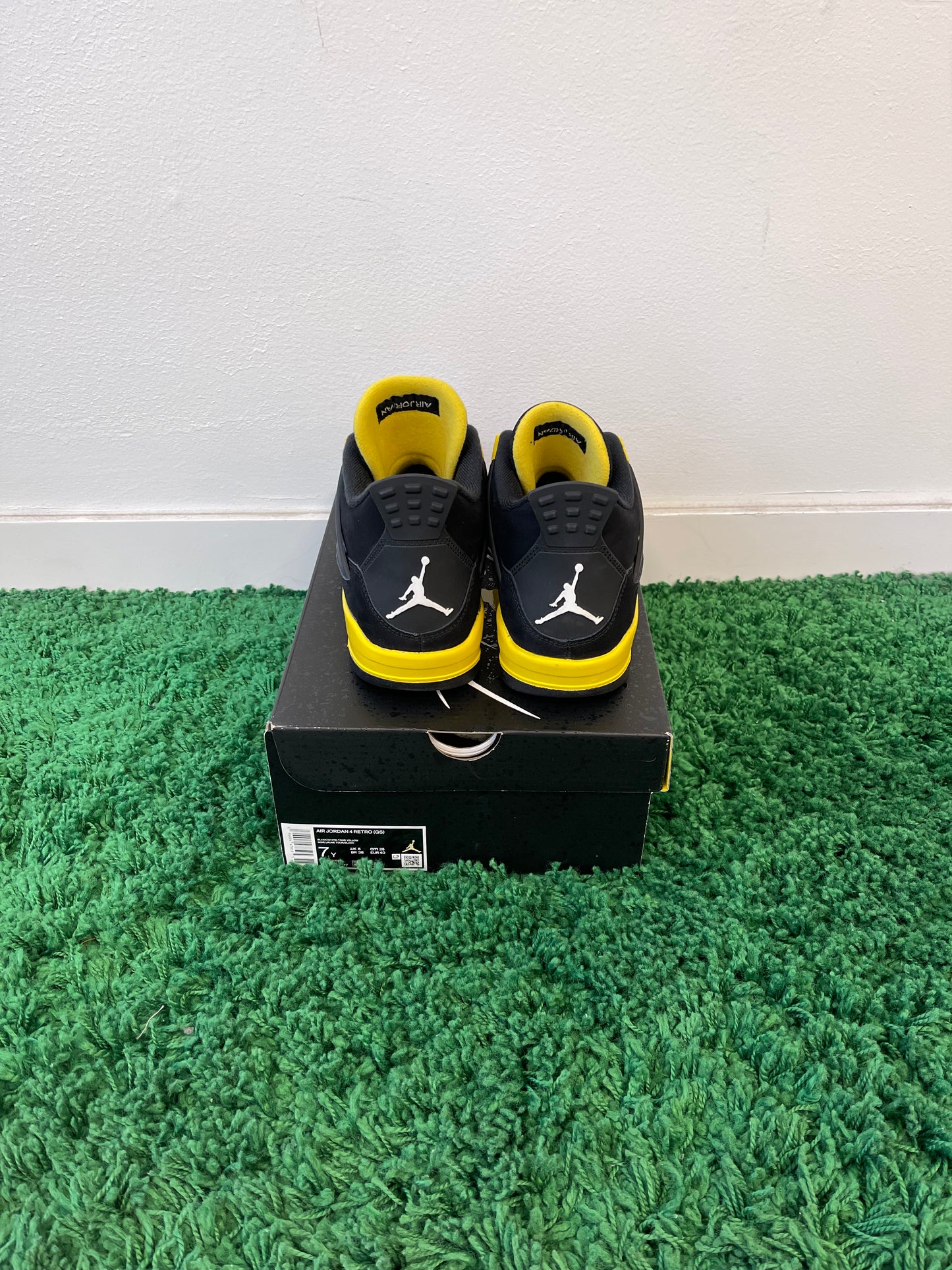 Used Jordan 4 Retro Thunder 2023 (Youth)