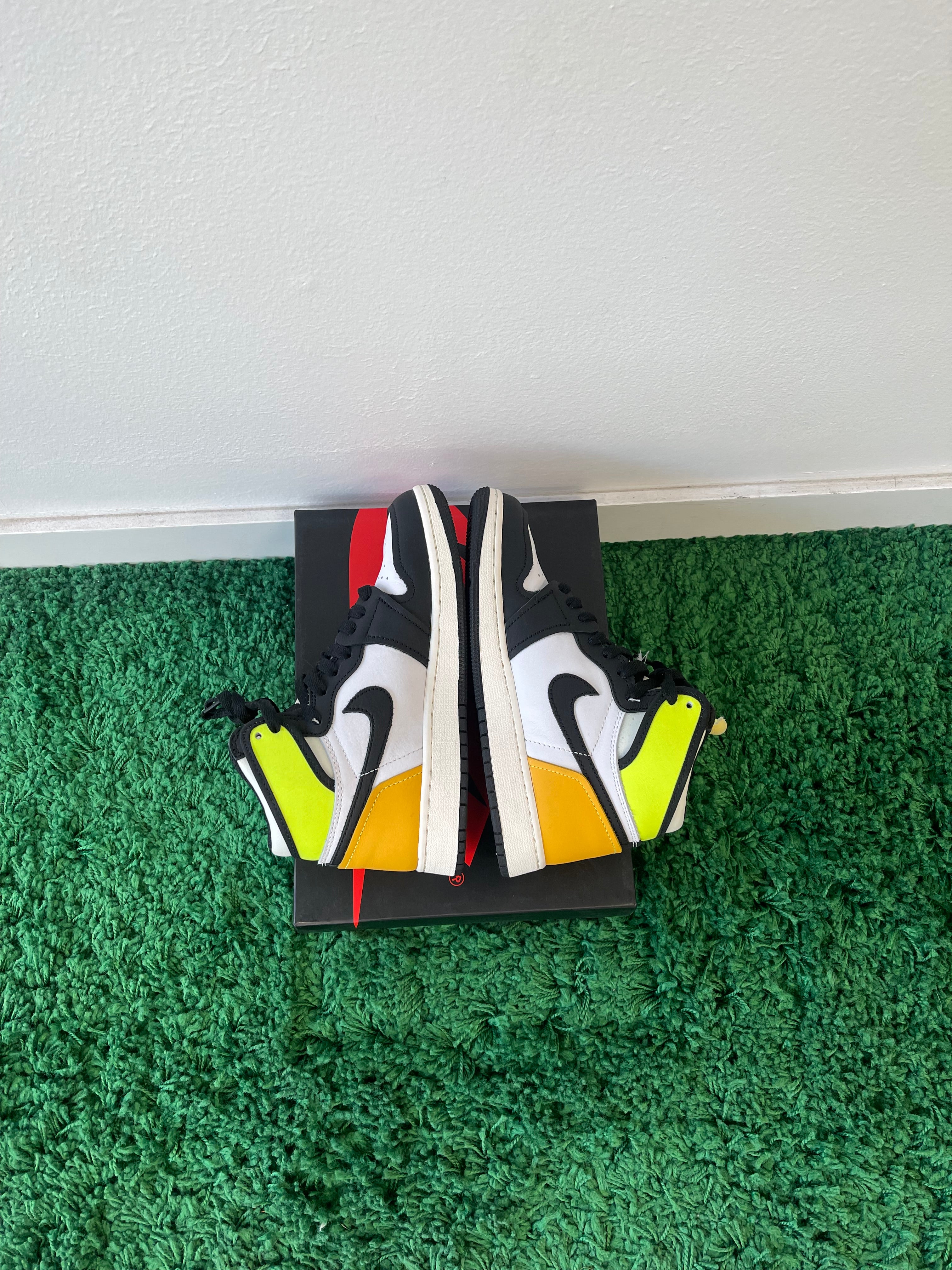 Used Jordan 1 Retro High White Black Volt University Gold (Youth)