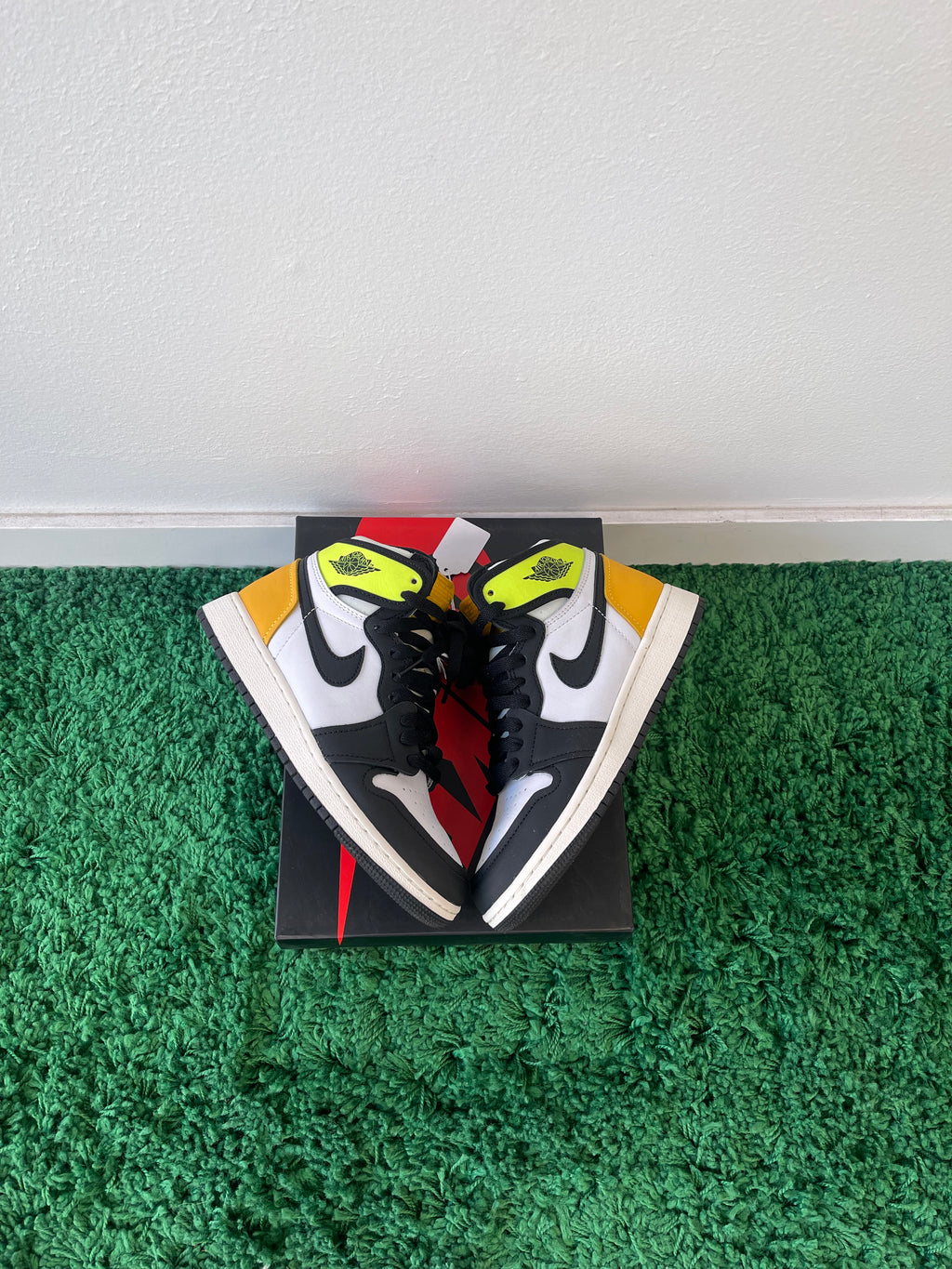 Used Jordan 1 Retro High White Black Volt University Gold (Youth)