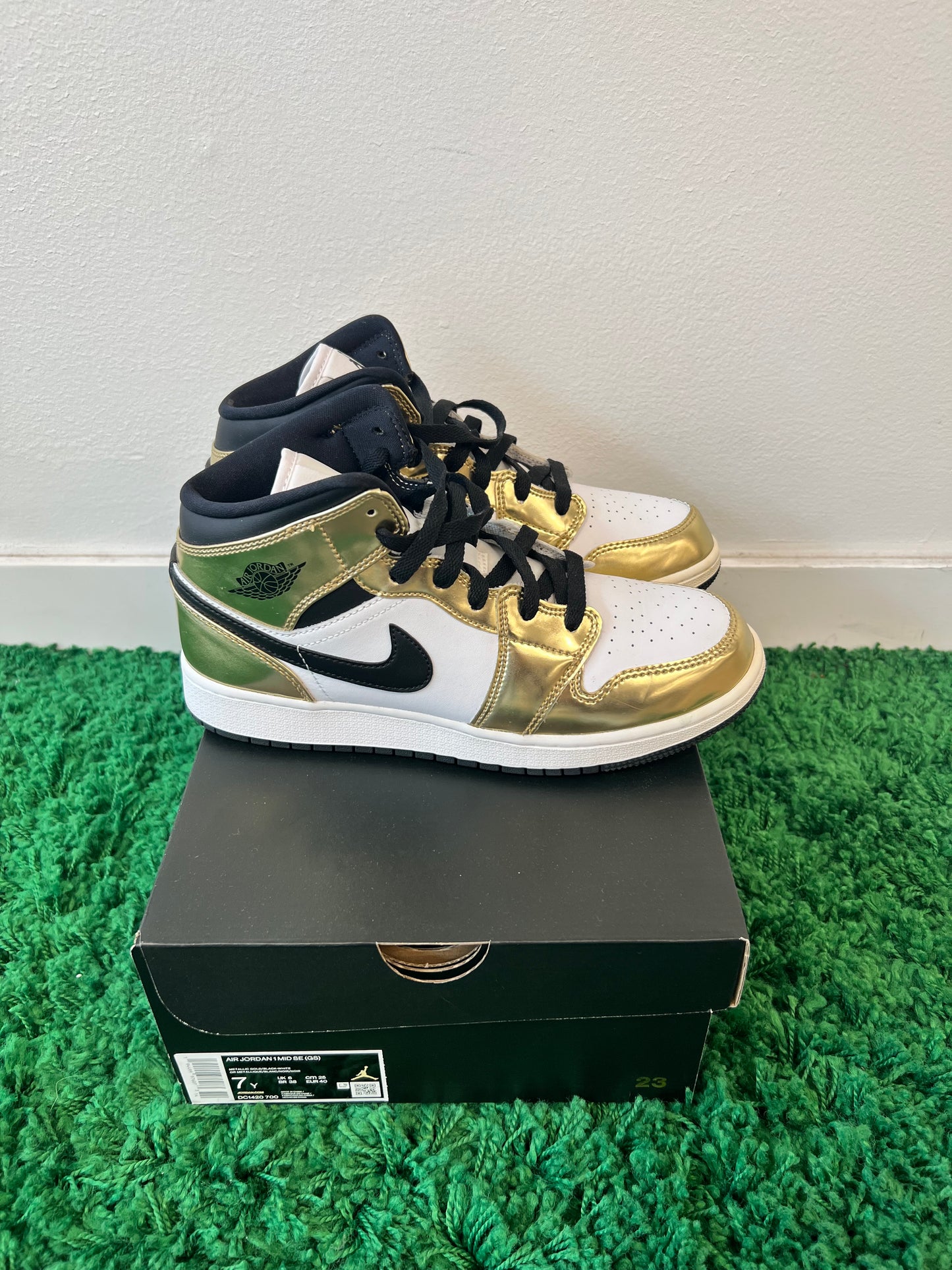 Used Jordan 1 Mid Metallic Gold Black White (Youth)