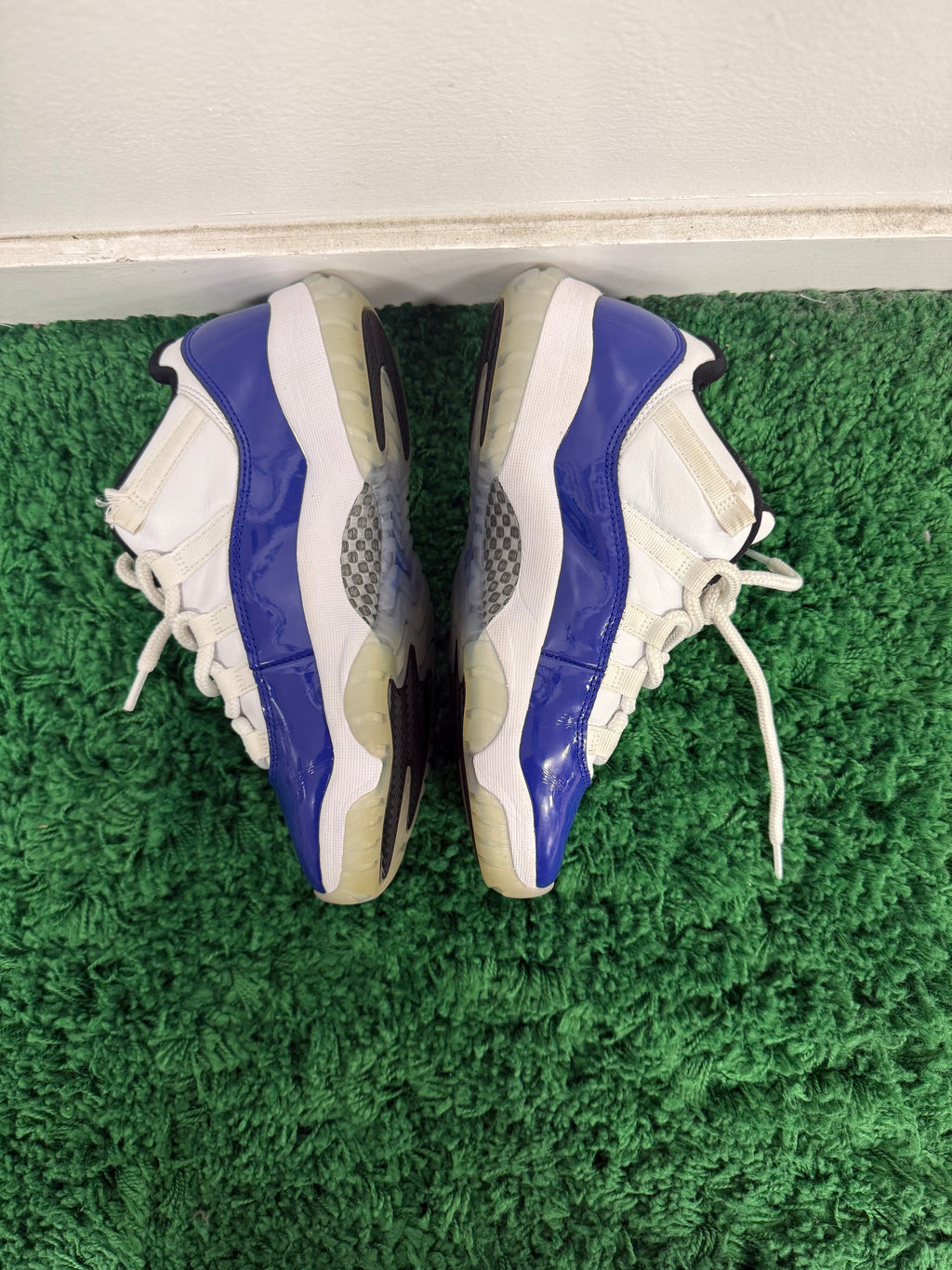 Used Jordan 11 Low White Concord (women’s)