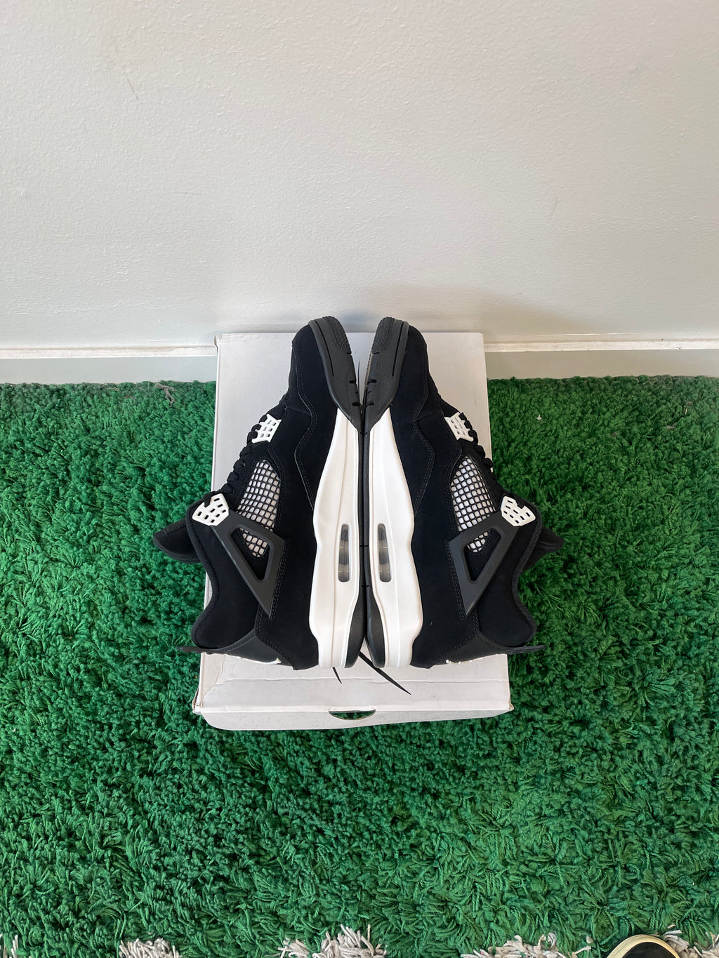 Used Jordan 4 Retro White Thunder (Men’s)