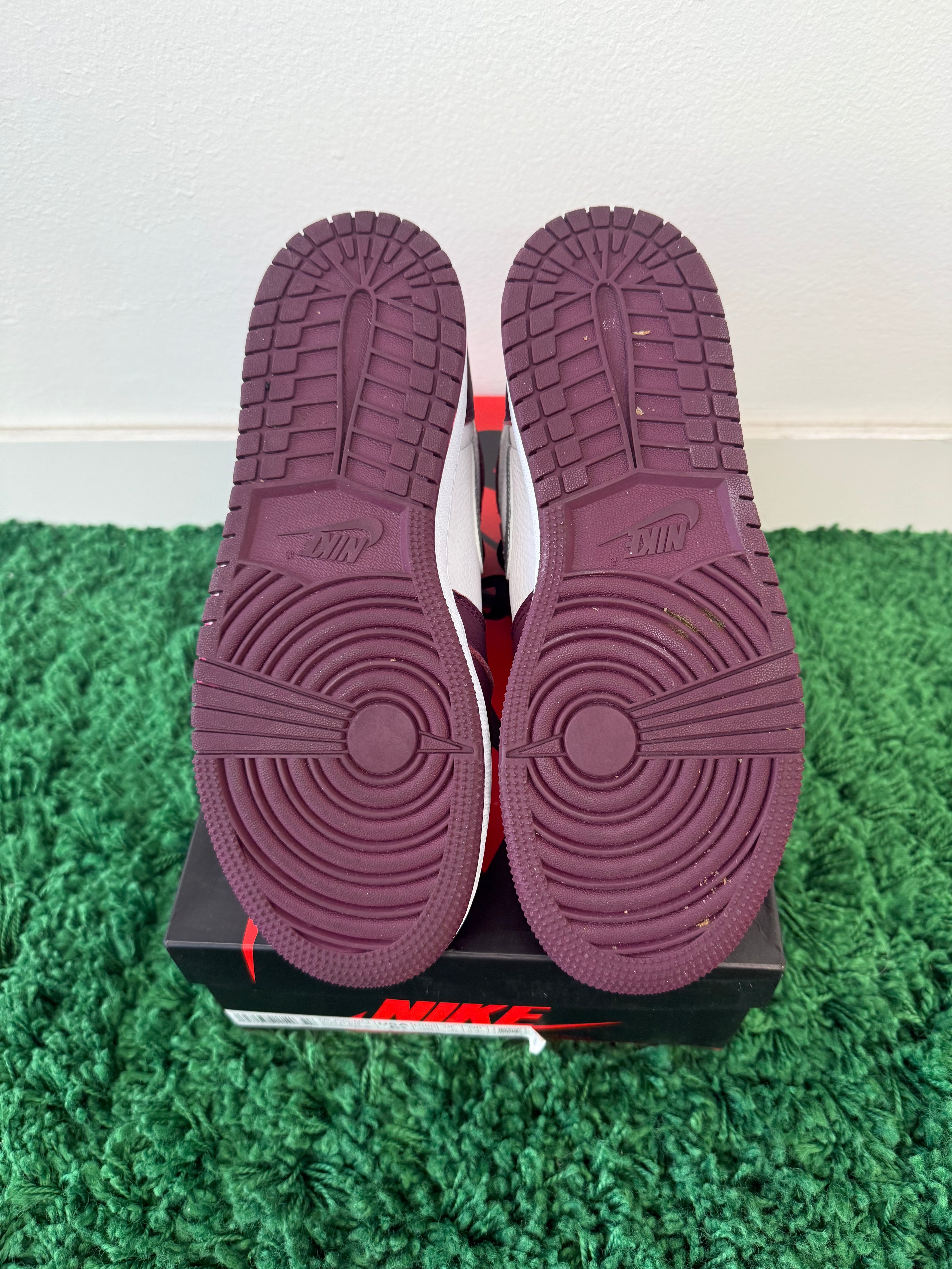 Used Jordan 1 Retro High OG Bordeaux (Youth)