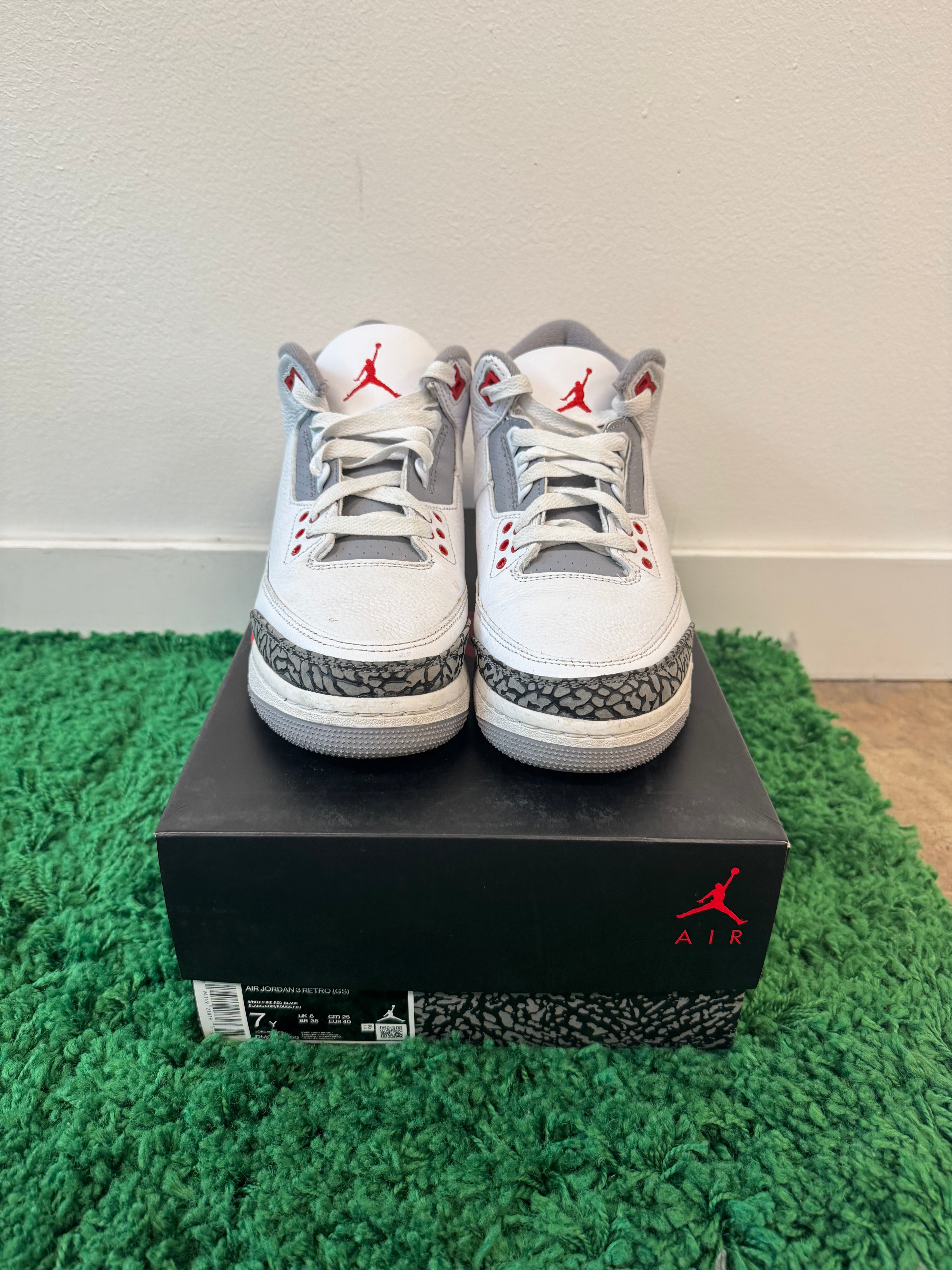 Used Jordan 3 Retro Fire Red 2022 (Youth)