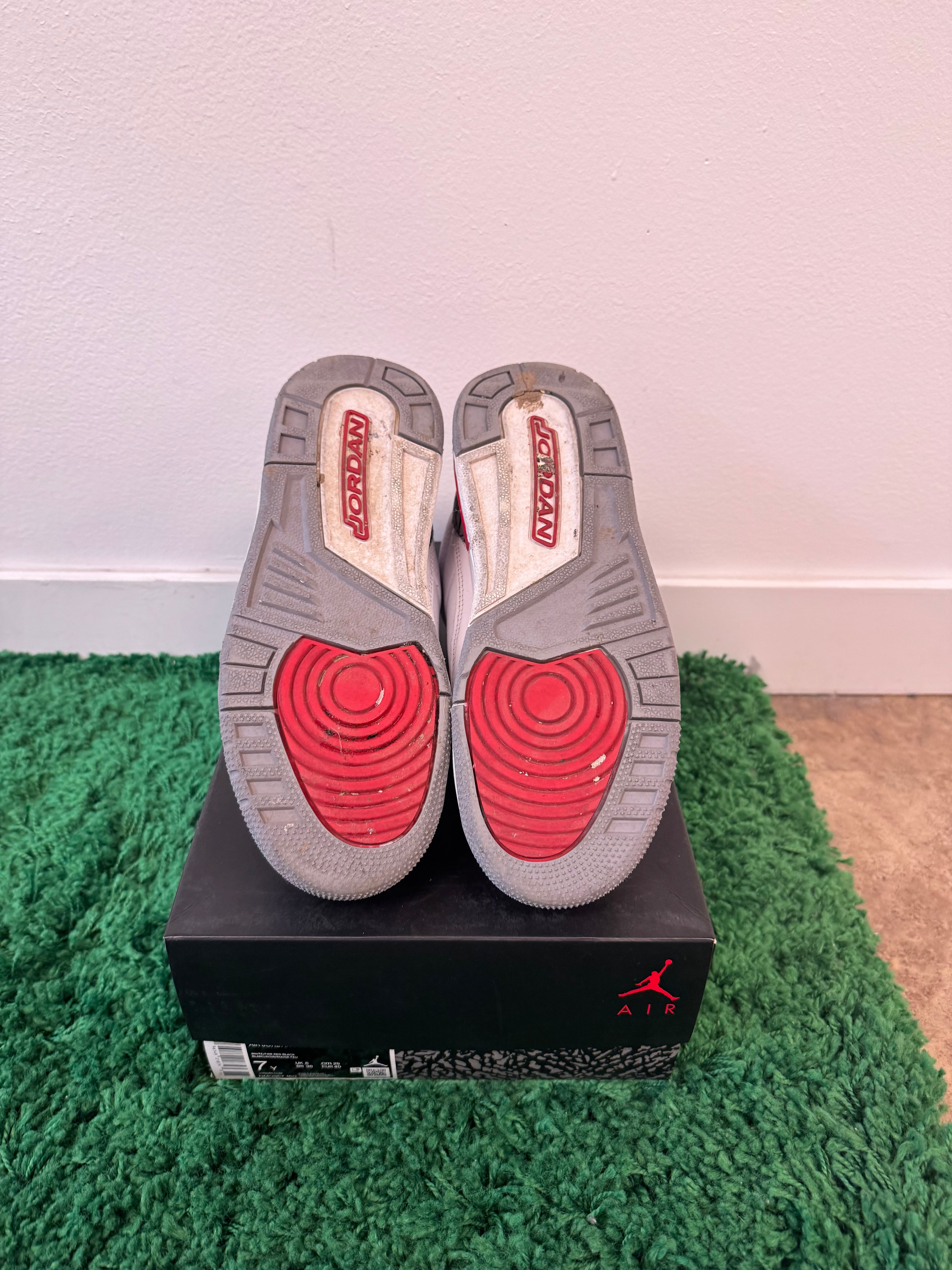 Used Jordan 3 Retro Fire Red 2022 (Youth)