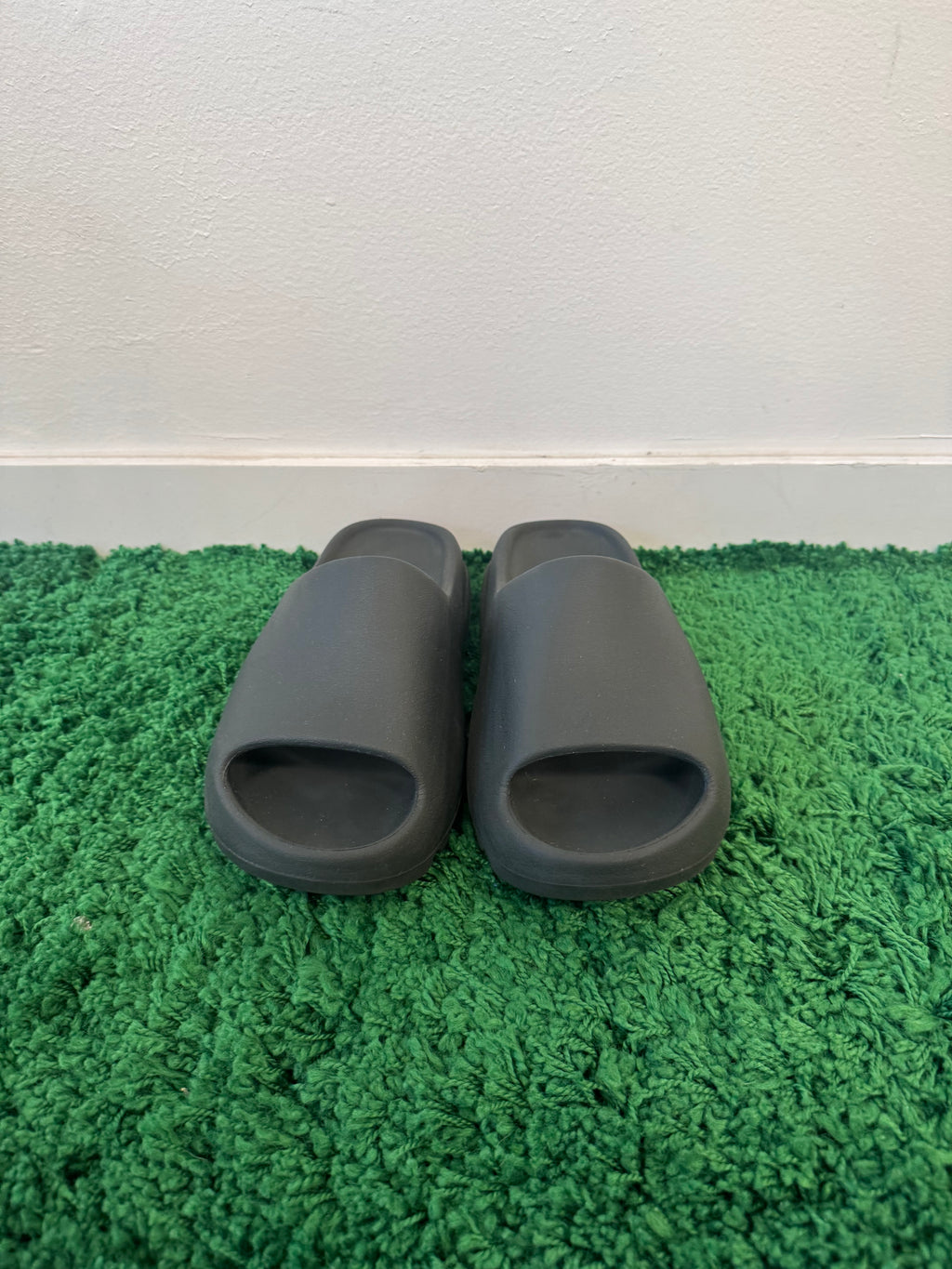 Used Adidas Yeezy Slide Slate Grey (Men’s)