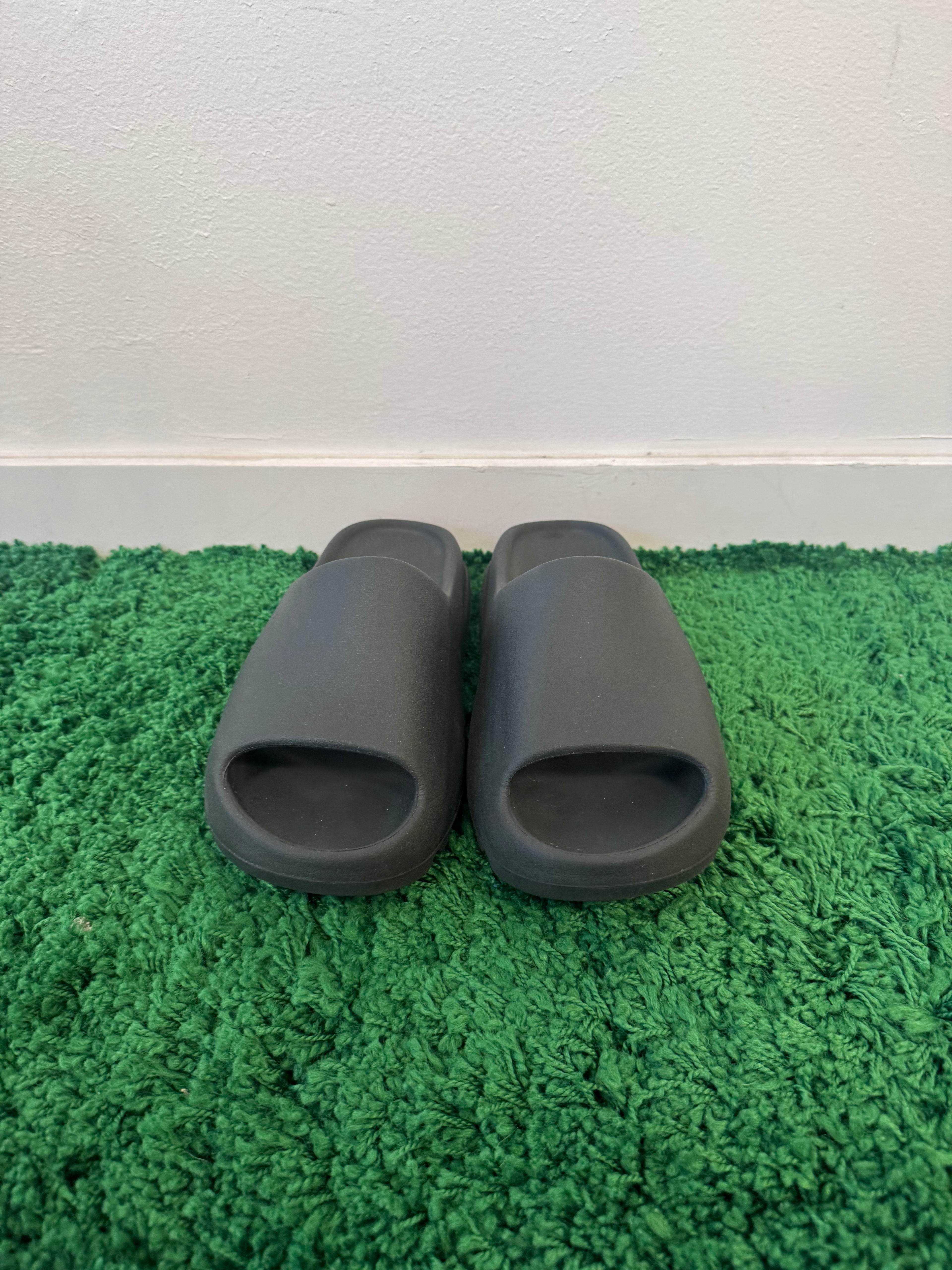 Used Adidas Yeezy Slide Slate Grey (Men’s)