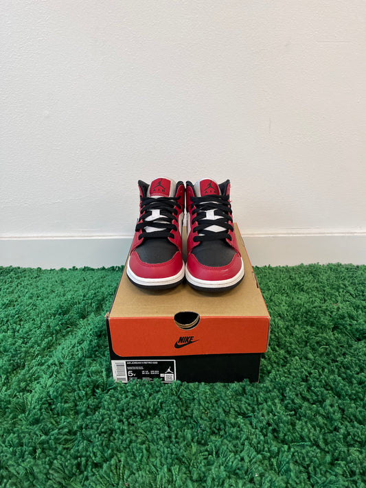 Used Jordan 1 Mid Chicago Black Toe (Youth)