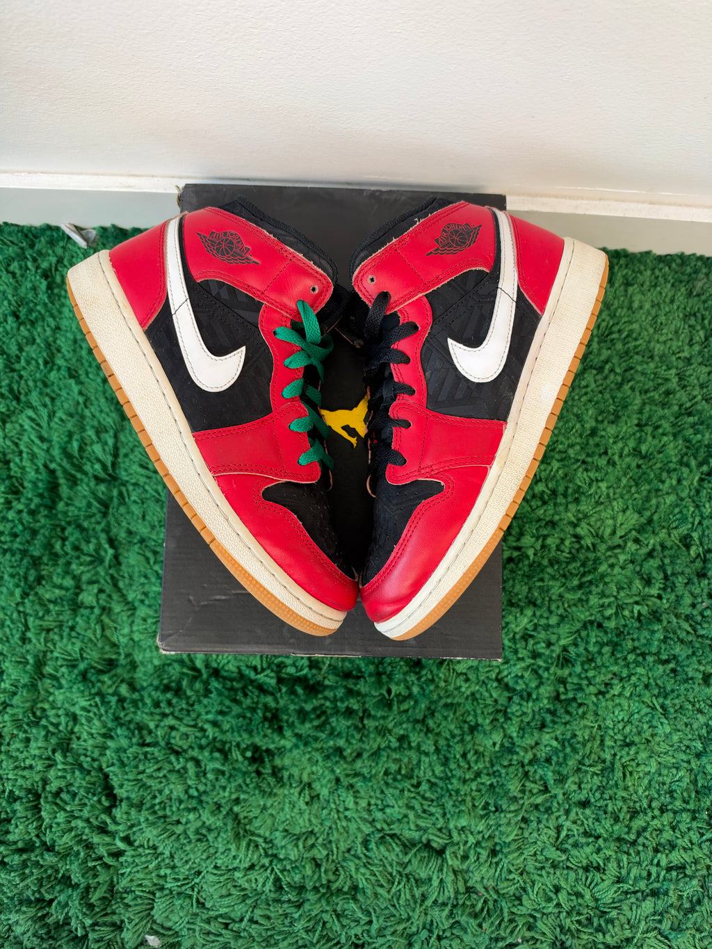 Used Jordan 1 Mid SE Christmas (Youth)