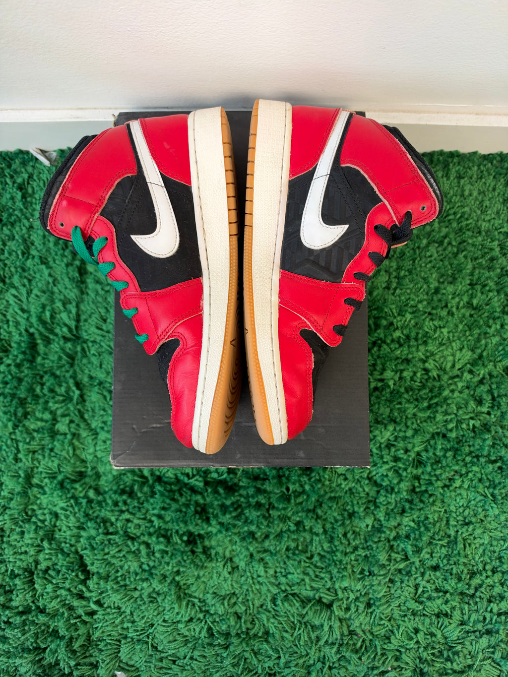Used Jordan 1 Mid SE Christmas (Youth)