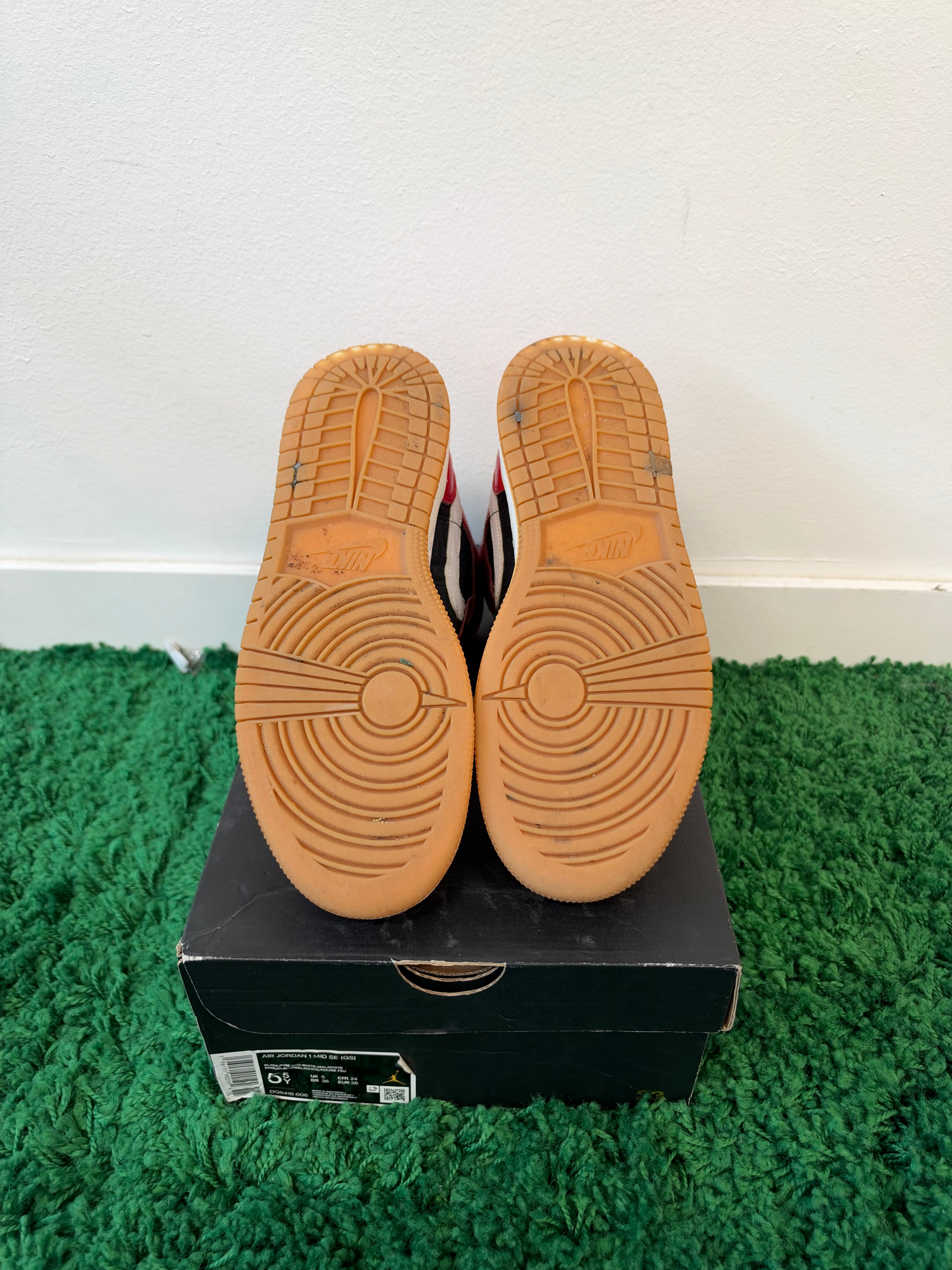 Used Jordan 1 Mid SE Christmas (Youth)