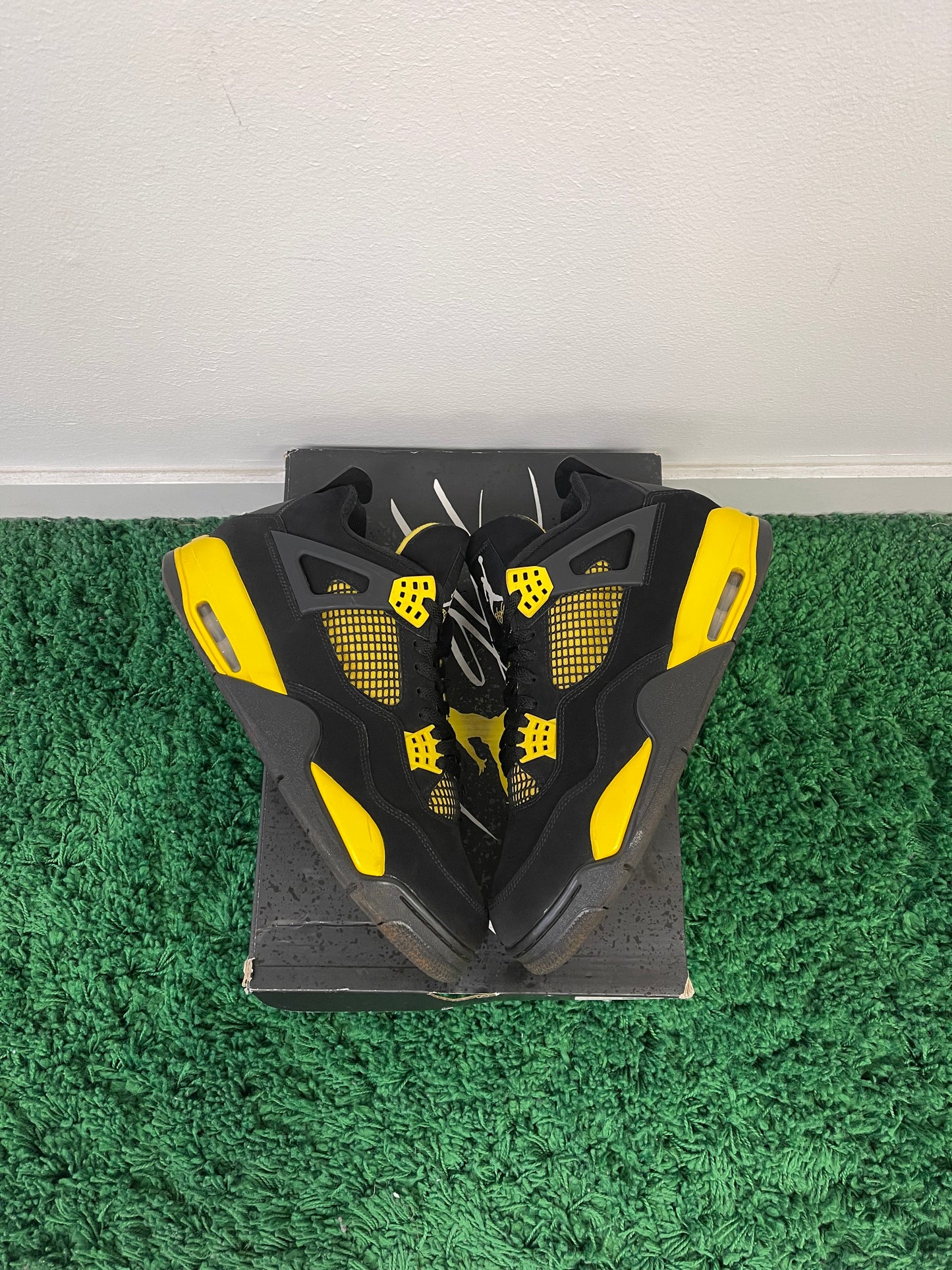 Used Jordan 4 Retro Thunder 2023 (Men’s)